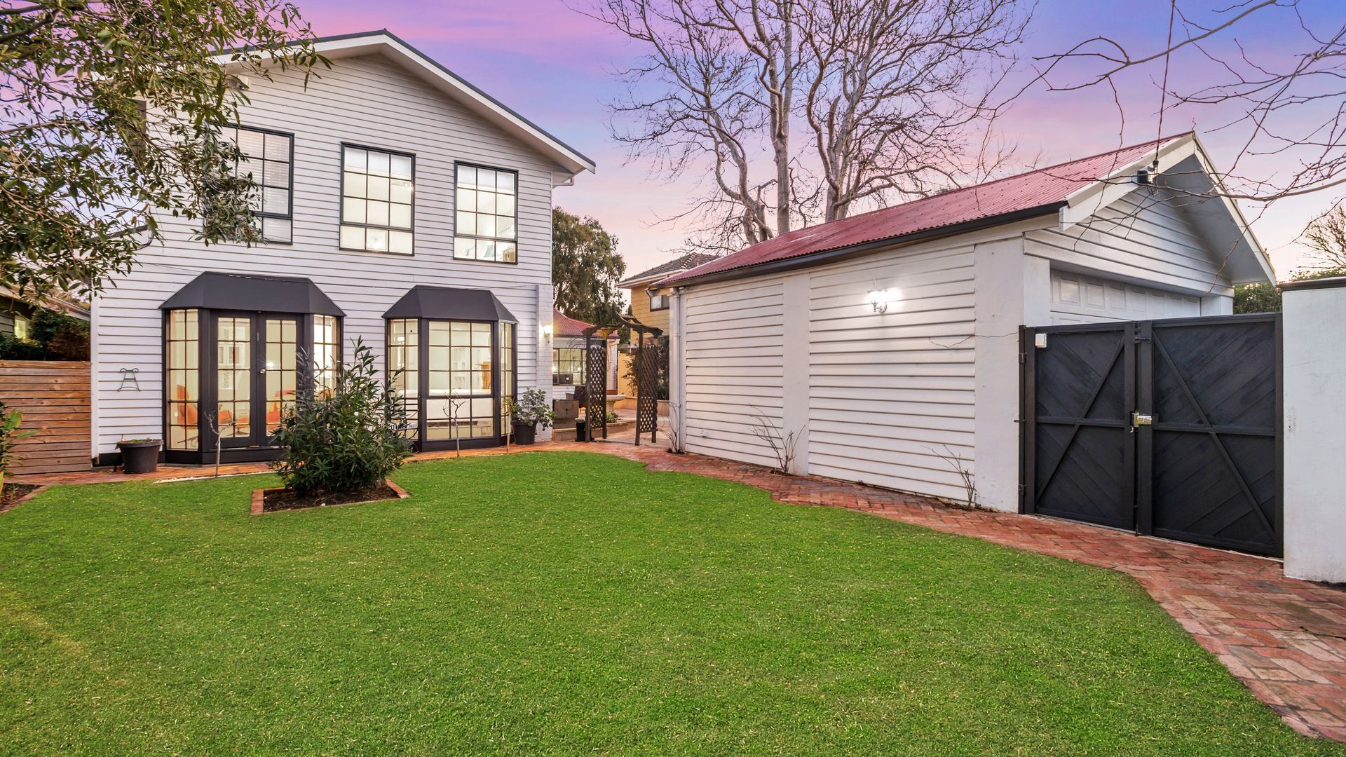 Beaumaris Grand Dame - Child & Pet friendly — image 2