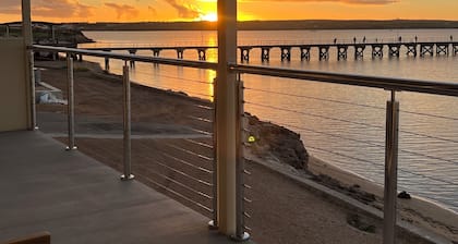 Beachside & Jetty View Apt 5 (Harbour Master) New Large Balcony by April26