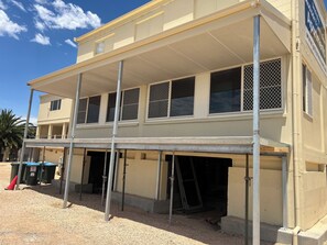 Exterior - Beachside & Jetty View Apt 5  (Harbour Master) New Large Balcony by April26 (Streaky Bay)