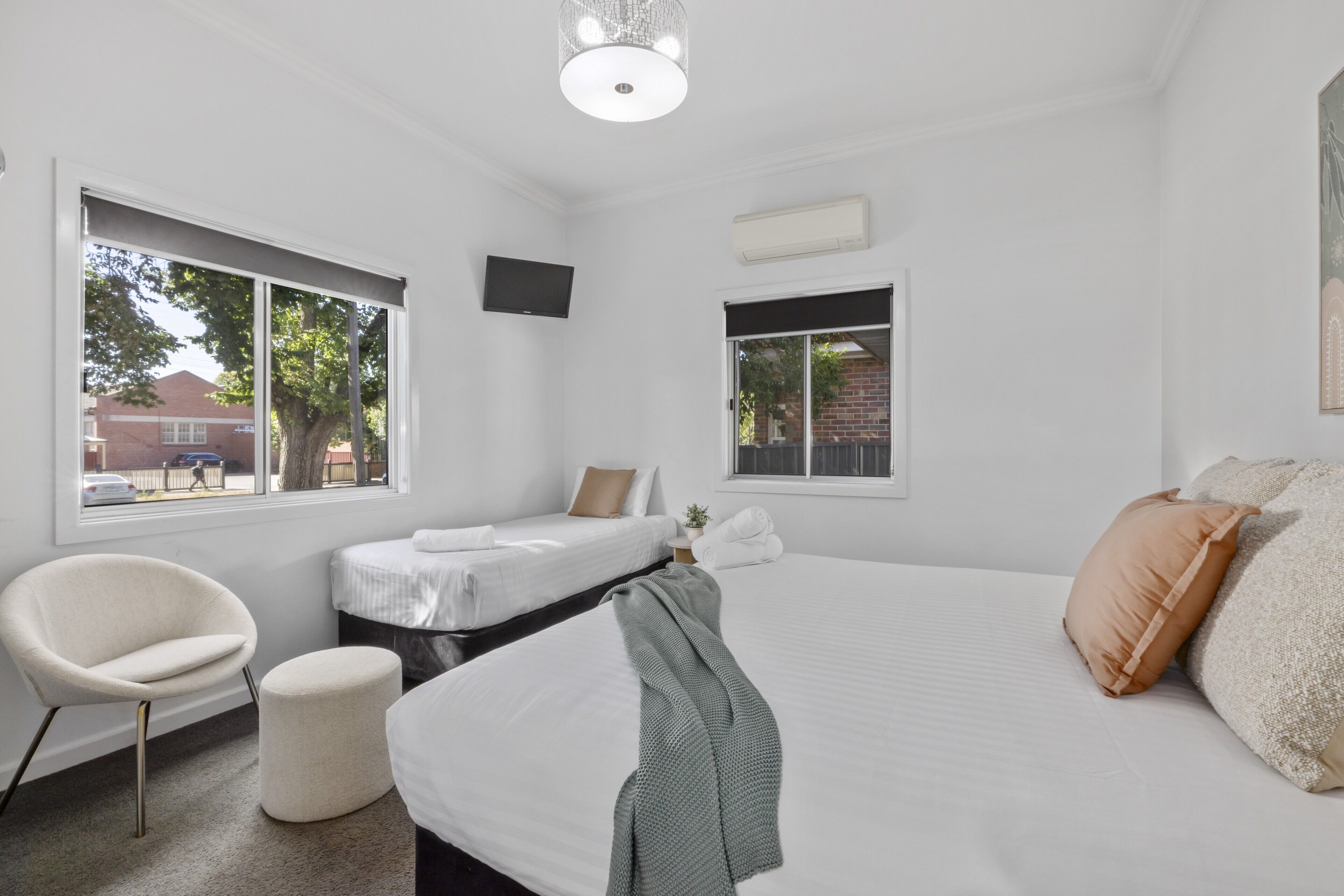 3 habitaciones, tabla de planchar con plancha, wifi y ropa de cama 