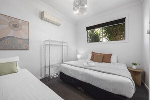 3 habitaciones, tabla de planchar con plancha, wifi y ropa de cama 
