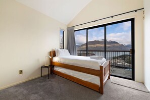 4 bedrooms, desk, iron/ironing board, free WiFi