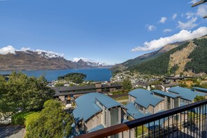 Property grounds - Belfast Retreat - Views & Spa Pool (Queenstown)