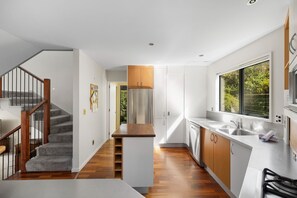 冷蔵庫、電子レンジ、オーブン、コンロ