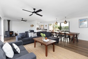 Smart TV, fireplace, DVD player, books - Retreat at Renfrew – Entertainers Delight with Spa, Pizza Oven & Sunset Views (Werri Beach)