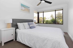 3 bedrooms, iron/ironing board, free WiFi, bed sheets - Retreat at Renfrew – Entertainers Delight with Spa, Pizza Oven & Sunset Views (Werri Beach)