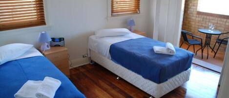 2 habitaciones, escritorio, tabla de planchar con plancha y wifi