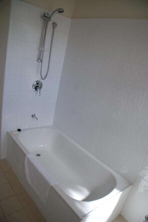 Combined shower/bathtub, towels