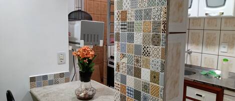 Kjøleskap, mikrobølgeovn, kokeplater og brødrister