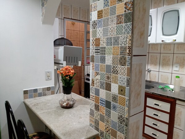 Réfrigérateur, micro-ondes, plaque de cuisson, grille-pain