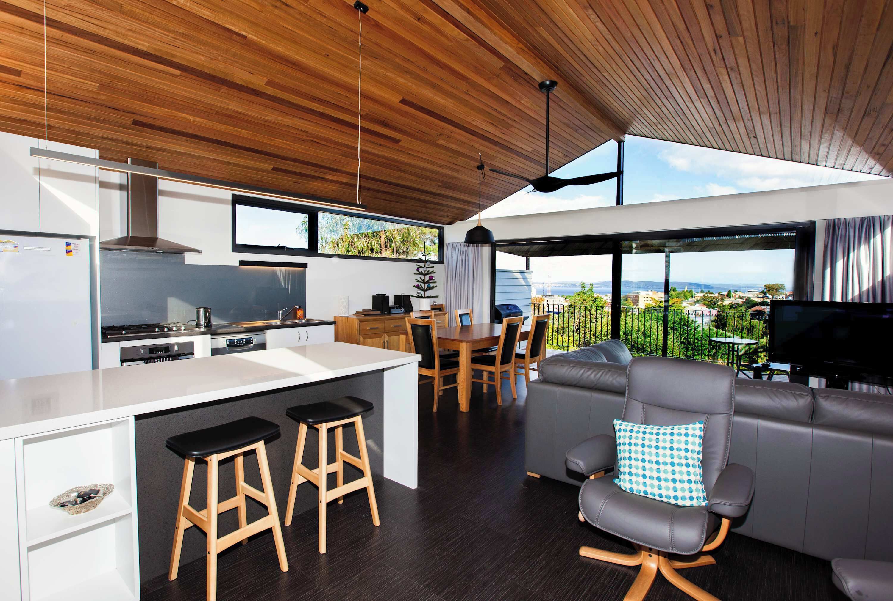 Tv, böcker och en stereo