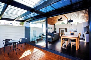 Outdoor dining - "Omaroo House" close to City, with secure parking (West Hobart)