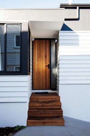 Exterior detail - "Omaroo House" close to City, with secure parking (West Hobart)