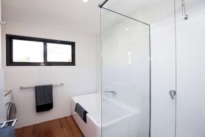 Baignoire, articles de toilette gratuits, sèche-cheveux