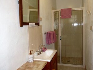 Ducha, secador de pelo, toallas, jabón