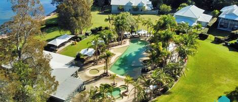 Piscine couverte, 2 piscines extérieures