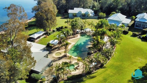 Pelican Escape -Spacious, relaxing waterfront home