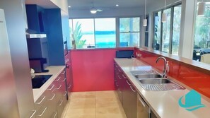 Frigorífico, microondas, horno y placa de cocina