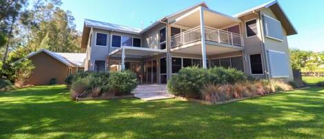 المنشأة من الخارج