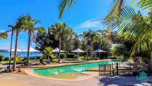 Pelican Escape -Spacious, relaxing waterfront home