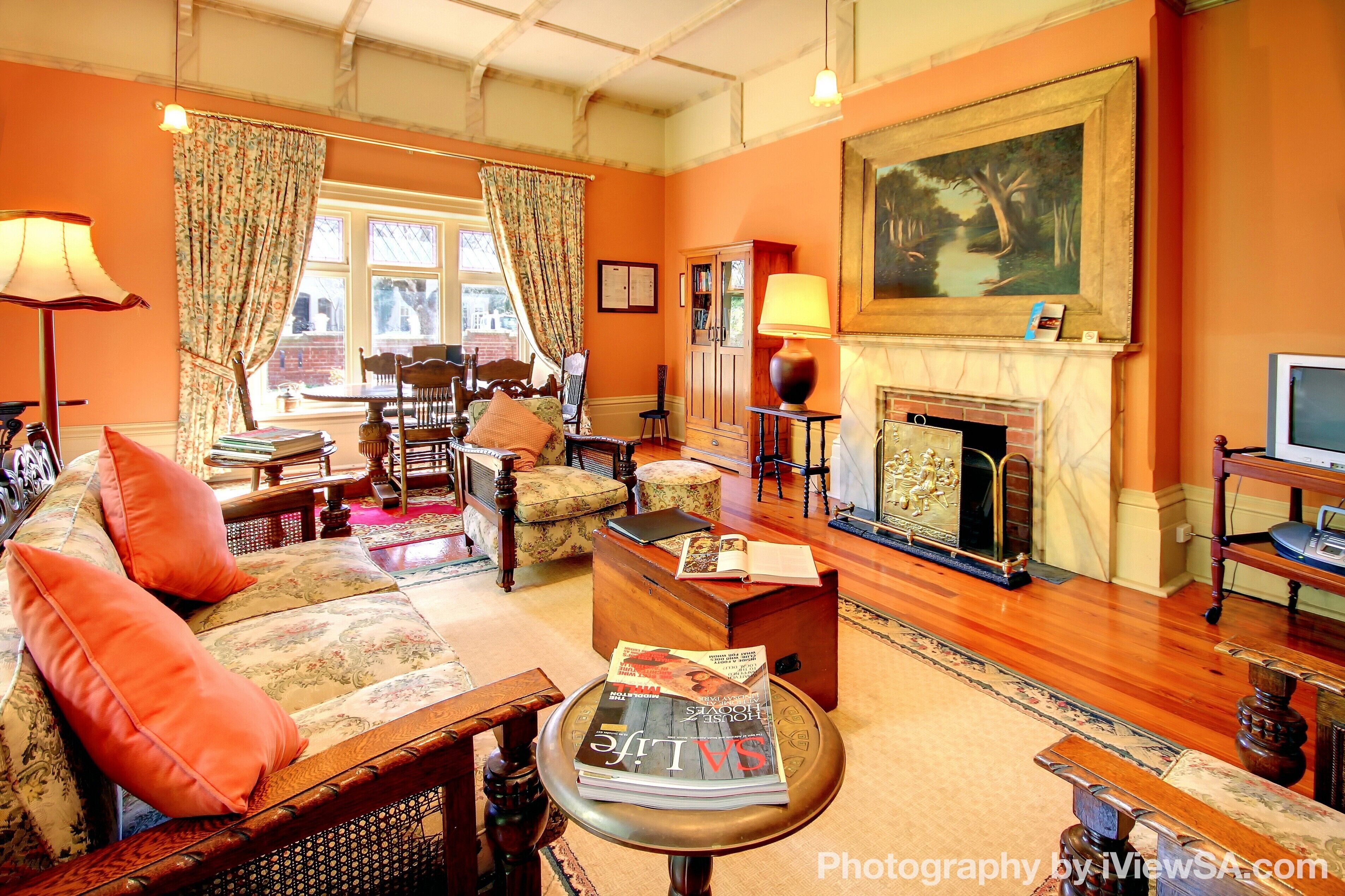 George Lowe Esquire Apartment - Buxton Manor — image 12