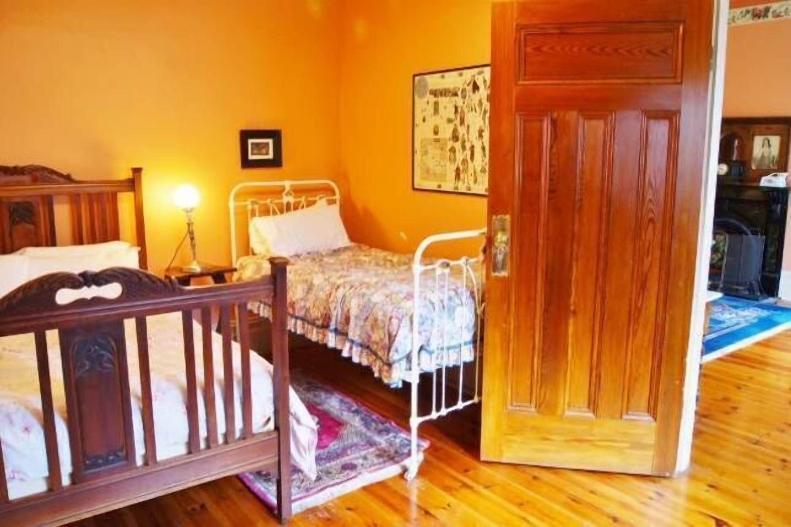 George Lowe Esquire Apartment - Buxton Manor