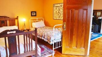 2 bedrooms, iron/ironing board, internet, bed sheets