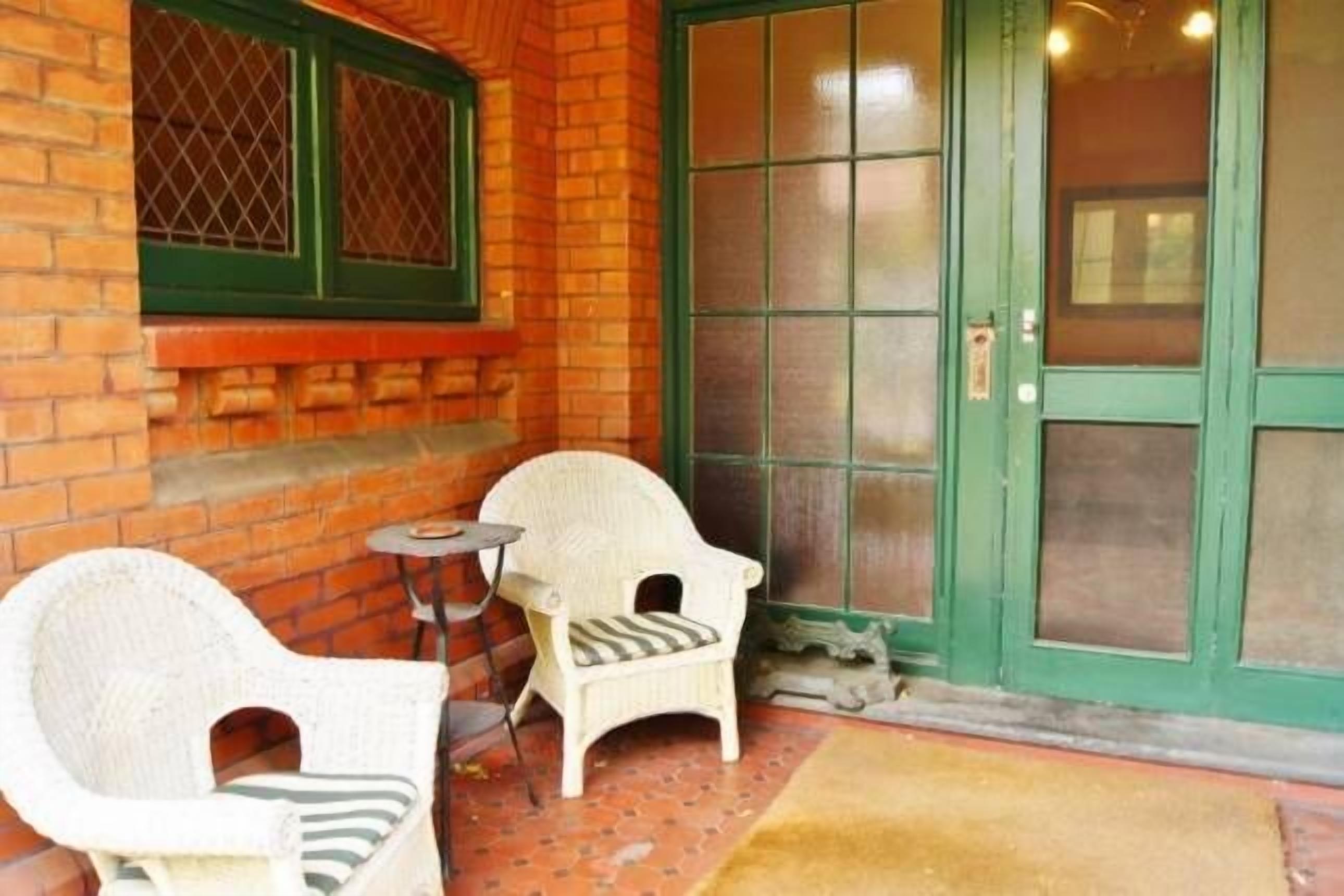 George Lowe Esquire Apartment - Buxton Manor — image 9