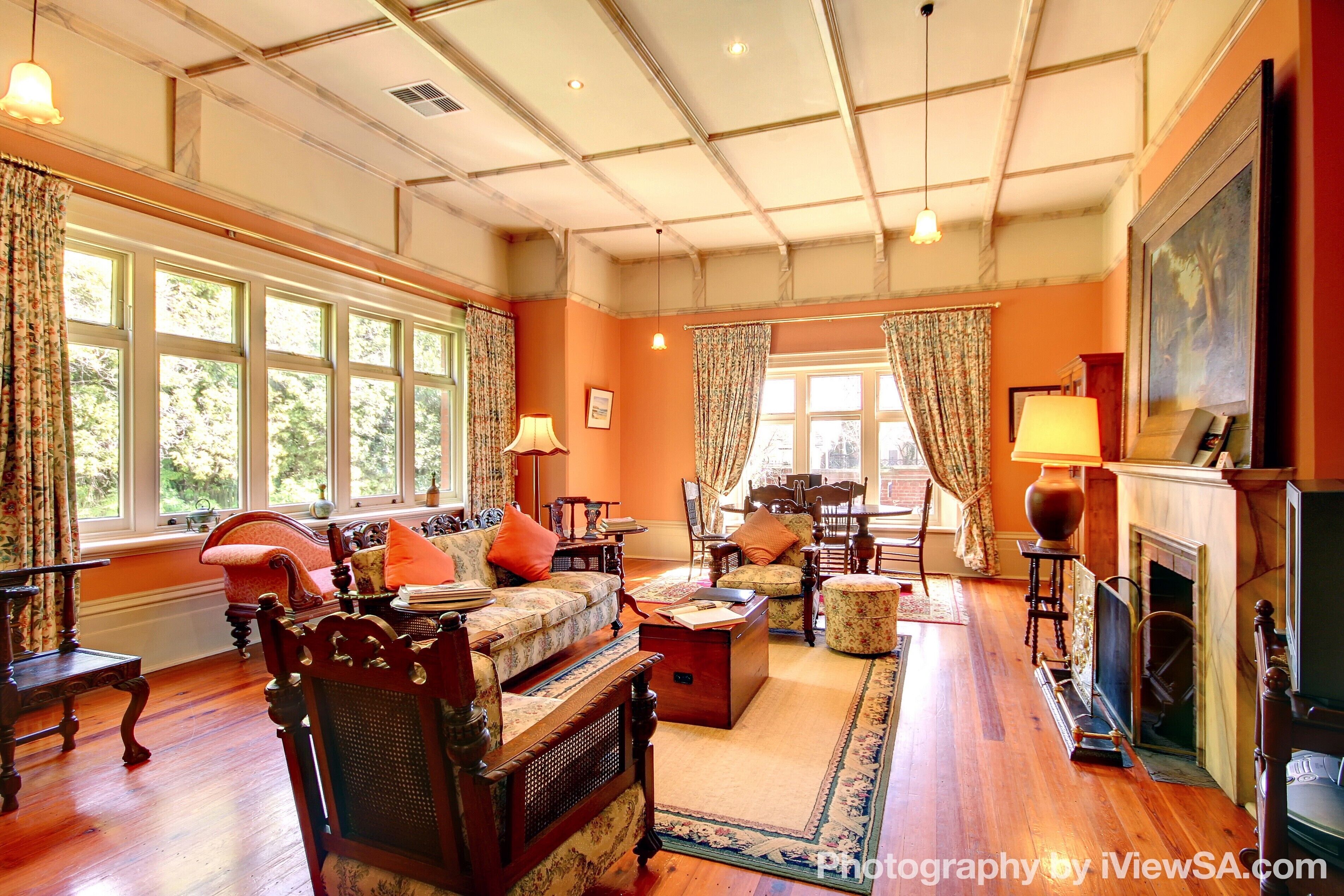 George Lowe Esquire Apartment - Buxton Manor — image 13