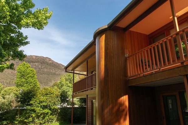 "Breathtaking views: Immerse yourself in enchanting scenery for an unforgettable stay.