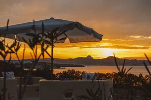 Property grounds - Marvelous sunset sea view from the garden, minutes from stunning sandy beaches (Milos)