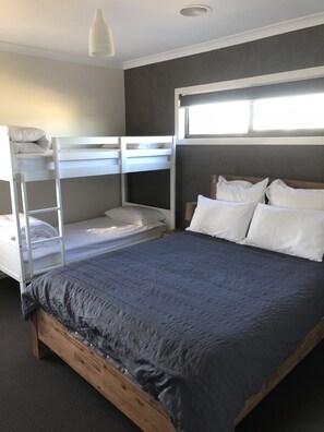 5 bedrooms, iron/ironing board, Internet