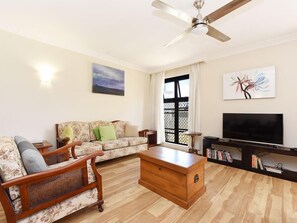 TV - Beachside Holiday Apartment - Prime Position (Maroochydore)