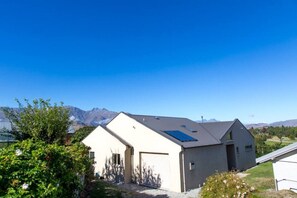 Exterior - Dress Circle · Family friendly holiday home, excellent views. (Arrowtown)