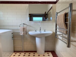 Regadera, secadora de cabello, toallas, papel de baño