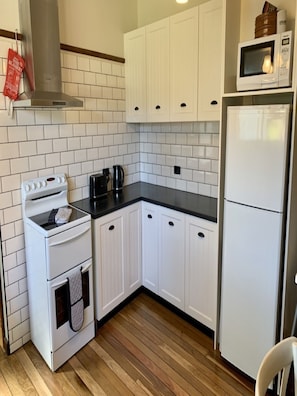 Frigorífico, microondas, horno y placa de cocina