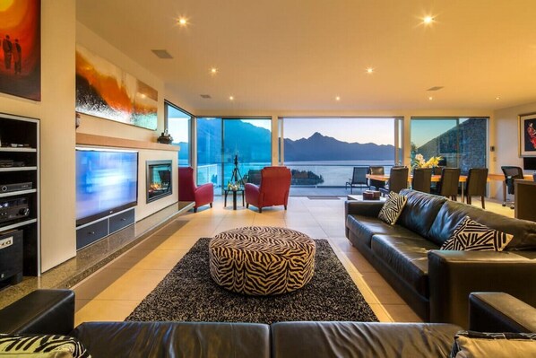 تلفزيون ذكي، مدفأة، كُتُب، ستيريو