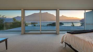 4 bedrooms, premium bedding, desk, iron/ironing board