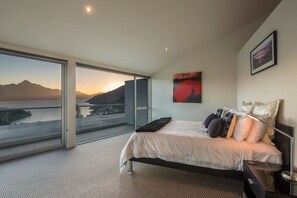 4 bedrooms, premium bedding, desk, iron/ironing board - Panoramic Queenscliff | Great location | Spa with a view (Queenstown)
