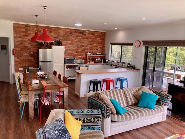 Smart TV, fireplace, DVD player, ping pong