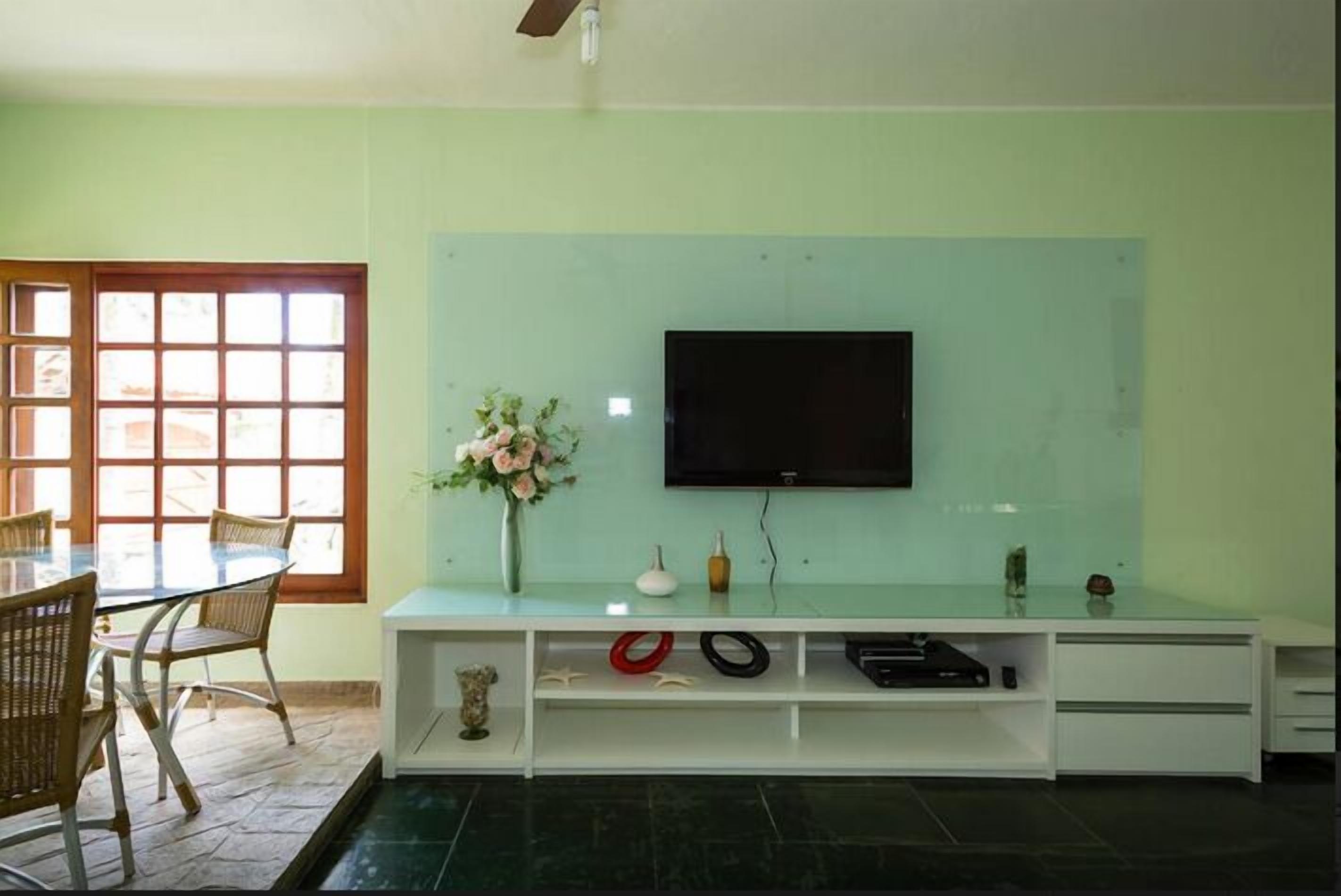 Beautiful house at less than 1 minute walk from the beach of Juquehy, with pool and air / cond