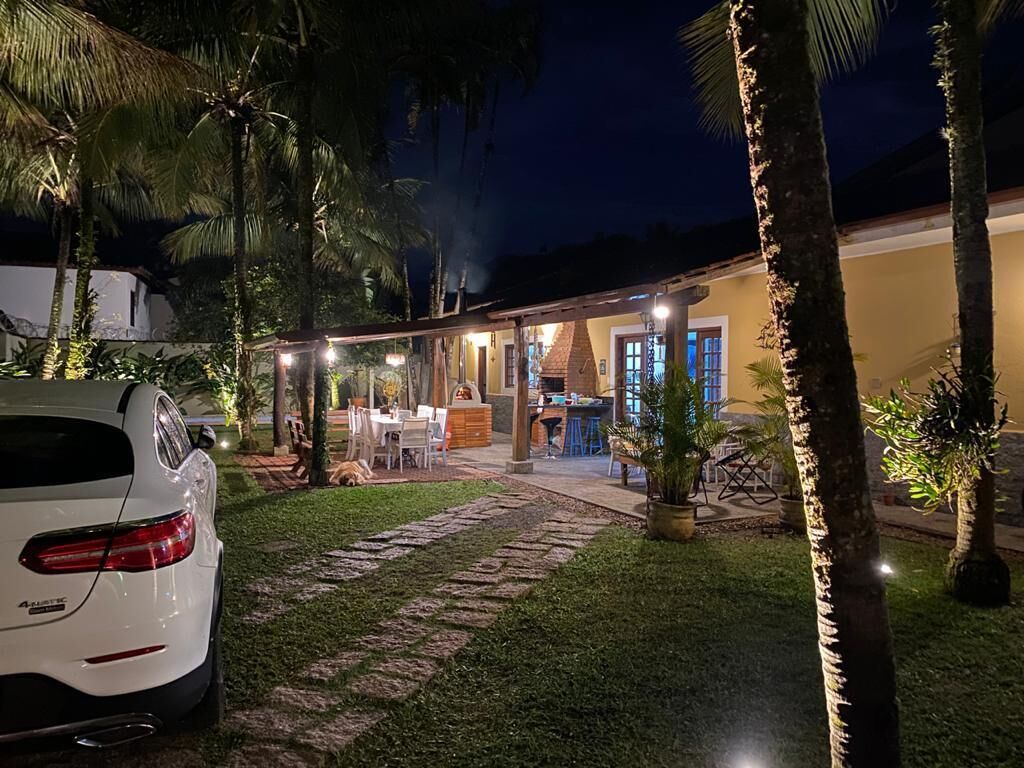 Beautiful house at less than 1 minute walk from the beach of Juquehy, with pool and air / cond