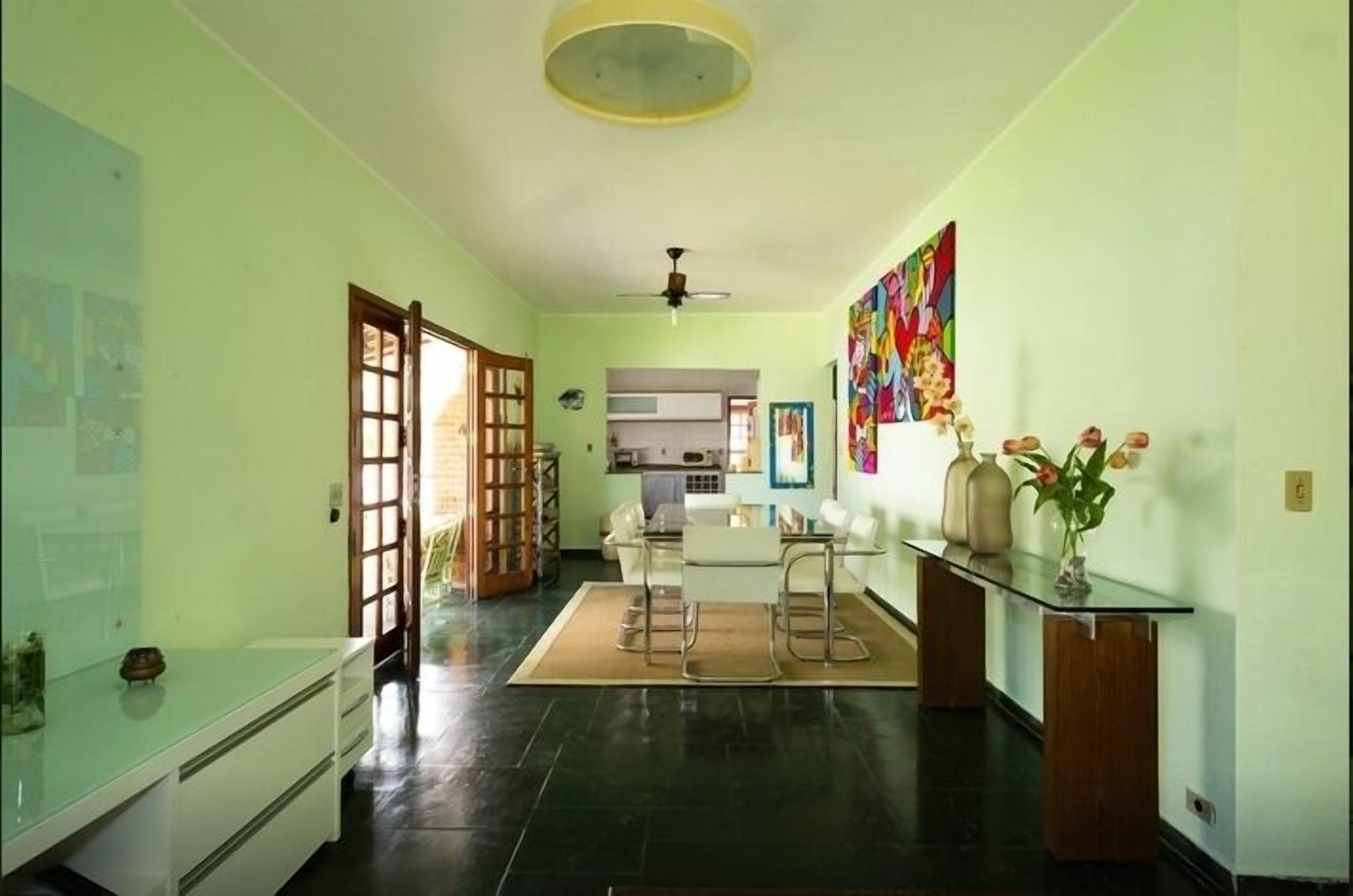 Beautiful house at less than 1 minute walk from the beach of Juquehy, with pool and air / cond