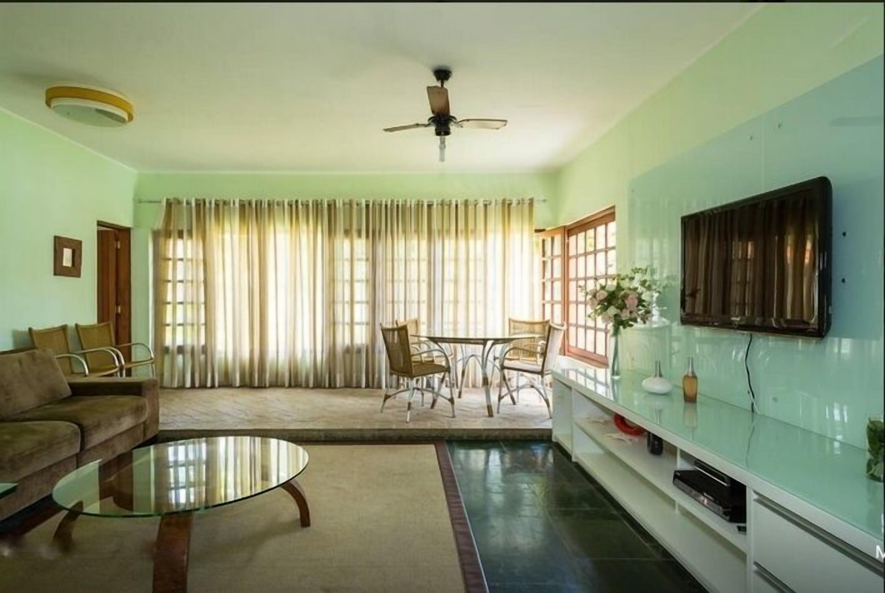 Beautiful house at less than 1 minute walk from the beach of Juquehy, with pool and air / cond