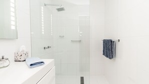 Shower, hair dryer, towels - Barbados Noosa - Walk to Noosa River, Shops, Cafes (Noosaville)