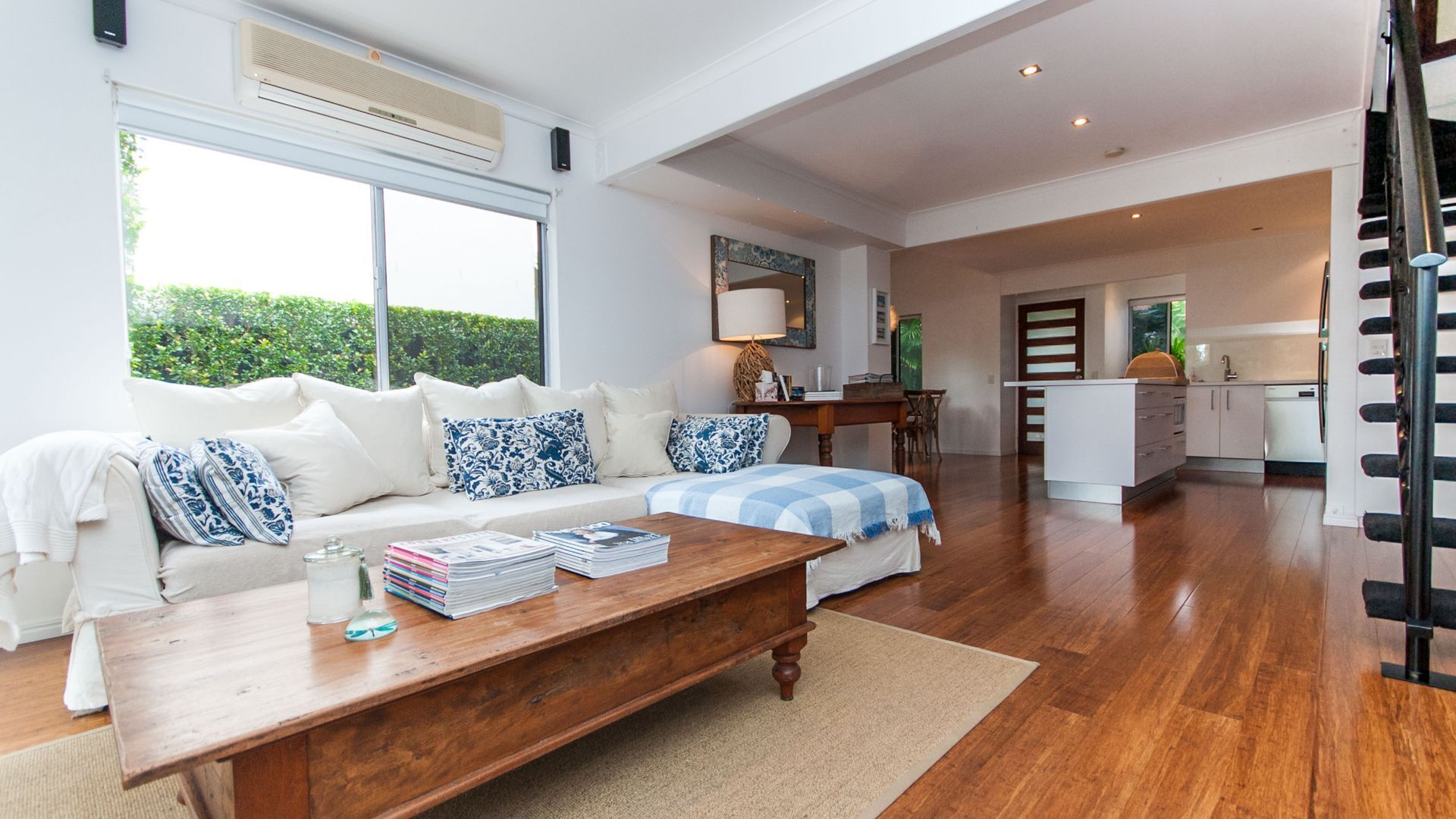 Televisie, een dvd-speler, boeken en een stereo