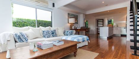 Televisie, een dvd-speler, boeken en een stereo