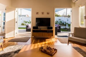 Smart-TV, DVD-Player, Bücher, Stereoanlage