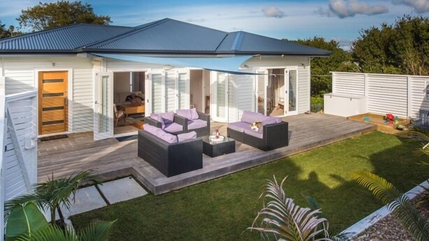 A modern house with an open patio, two sofas, and a small table. - Oneroa Village, 5 mins to Oneroa beach, Restaurants & Shops | Be My Guest (Oneroa)