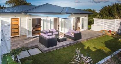 Oneroa Village, 5 mins to Oneroa beach, Restaurants & Shops | Be My Guest